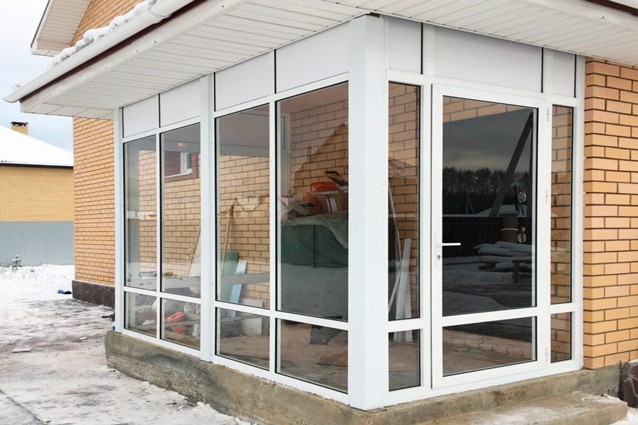 Входная группа в коттедж из ПВХ